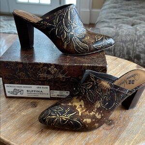 Patricia Nash Ruffina Chocolate Brown and Gold Shoes. Size 8M. F05536